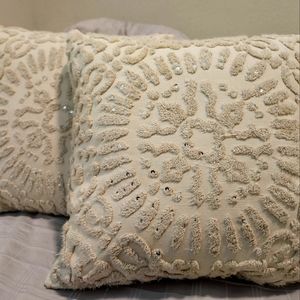 2 decorative pillows